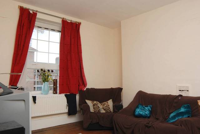  Image of 3 Bedroom Flat  For Sale at Haddo Street  Greenwich, SE10 9SG