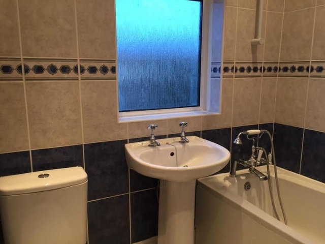  Image of 3 Bedroom Terraced  To Rent at London, CR4 1NW