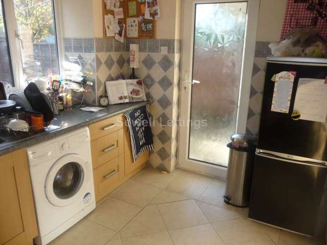  Image of 6 Bedroom Detached  To Rent at Hamilton Road  Reading, RG1 5RE