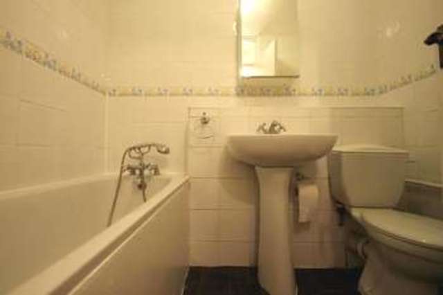  Image of 1 Bedroom Flat  To Rent at Harrow Lodge 28 Eaton Road Sutton, SM2 5EE