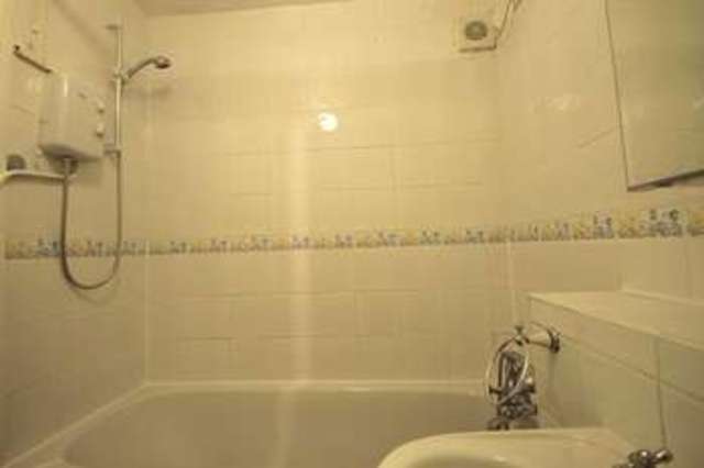  Image of 1 Bedroom Flat  To Rent at Harrow Lodge 28 Eaton Road Sutton, SM2 5EE