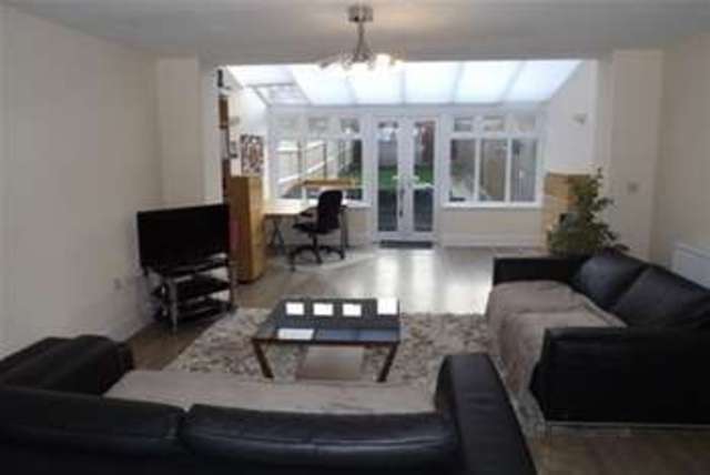  Image of 2 Bedroom Detached  To Rent at Hook, RG27 8WR