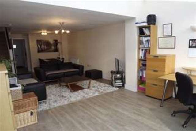  Image of 2 Bedroom Detached  To Rent at Hook, RG27 8WR