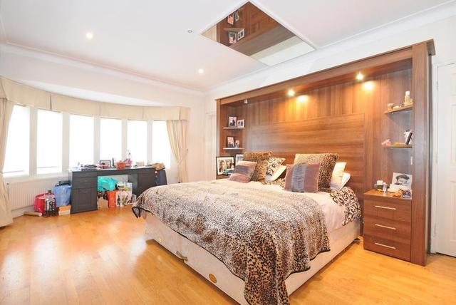  Image of 5 Bedroom Detached  For Sale at FINCHLEY  London, N3 3EA