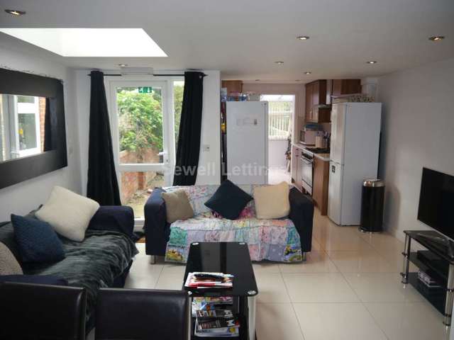  Image of 6 Bedroom Detached  To Rent at Hatherley Road  Reading, RG1 5QA