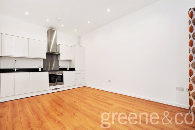 Image of 3 Bedroom Flat  To Rent at London  Old Ford, E3 2HZ