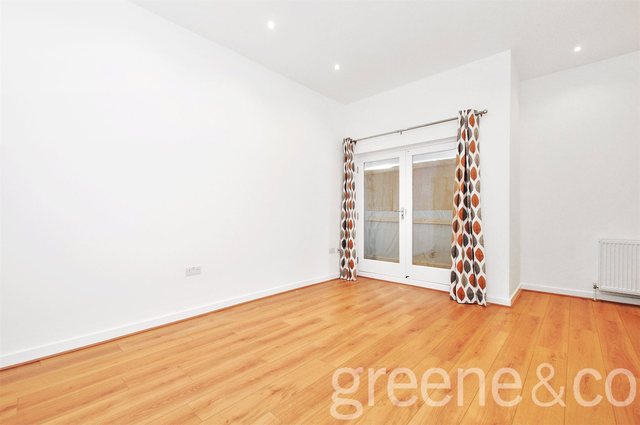  Image of 3 Bedroom Flat  To Rent at London  Old Ford, E3 2HZ