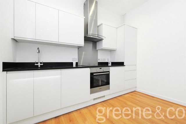  Image of 3 Bedroom Flat  To Rent at London  Old Ford, E3 2HZ