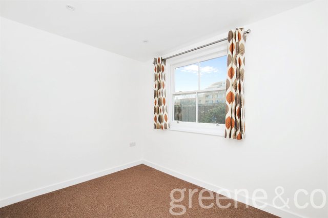  Image of 3 Bedroom Flat  To Rent at London  Old Ford, E3 2HZ