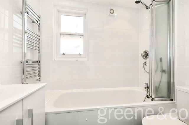 Image of 3 Bedroom Flat  To Rent at London  Old Ford, E3 2HZ