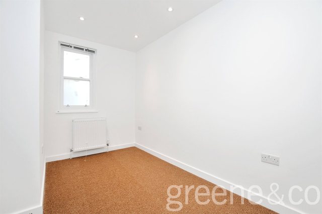  Image of 3 Bedroom Flat  To Rent at London  Old Ford, E3 2HZ