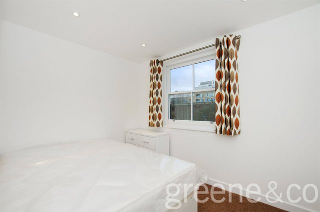  Image of 3 Bedroom Flat  To Rent at London  Old Ford, E3 2HZ
