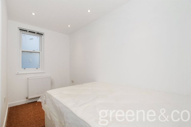  Image of 3 Bedroom Flat  To Rent at London  Old Ford, E3 2HZ