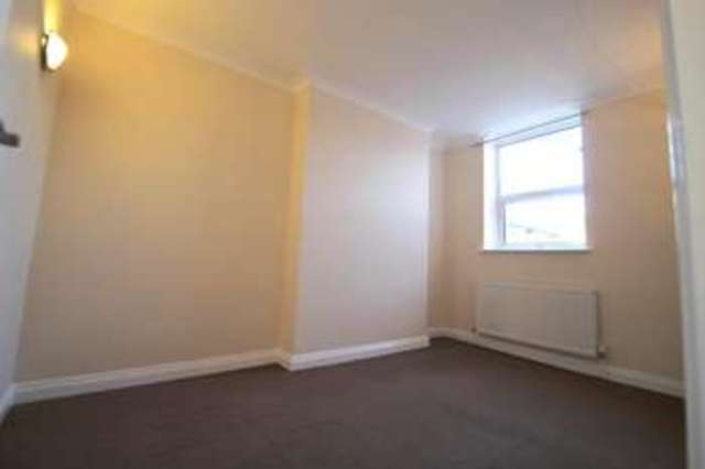  Image of 2 Bedroom Flat  To Rent at Sutton, SM1 1NU