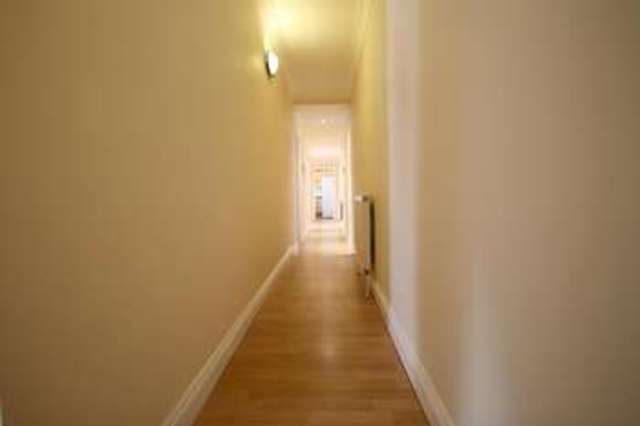  Image of 2 Bedroom Flat  To Rent at Sutton, SM1 1NU