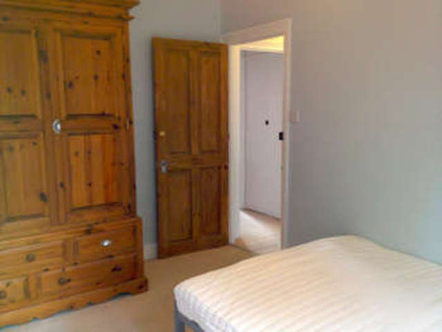  Image of 3 Bedroom Terraced  To Rent at Selwyn Avenue  Greater London, E4 9LS