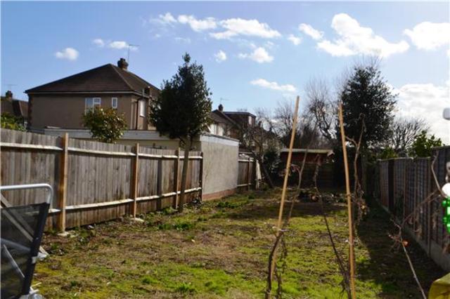  Image of 3 Bedroom Semi-Detached  To Rent at Essex, RM12 4TG