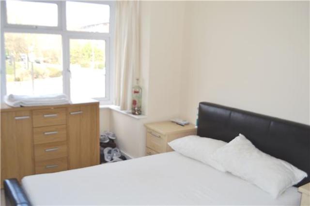  Image of 3 Bedroom Semi-Detached  To Rent at Essex, RM12 4TG