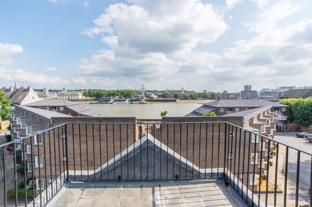  Image of 3 Bedroom Flat  For Sale at London, E14 3EP