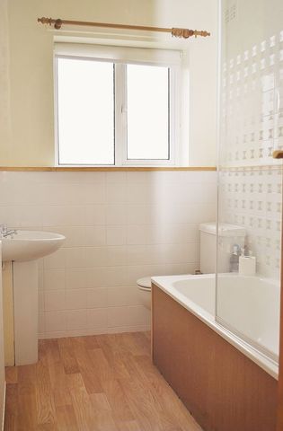  Image of 2 Bedroom Flat  To Rent at Ipswich Road  Lowestoft, NR32 1TS