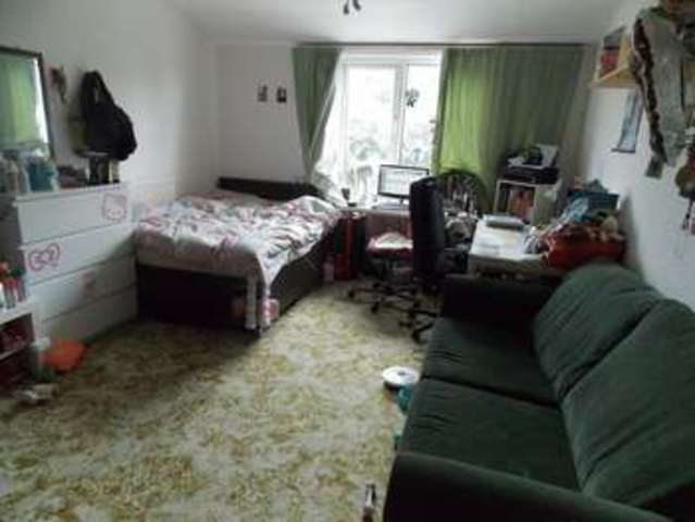  Image of 3 Bedroom Terraced  To Rent at Ivanhoe Close  Uxbridge, UB8 3RT