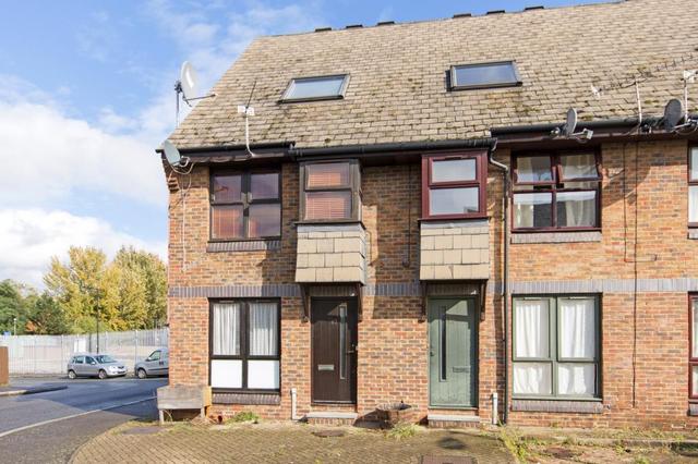  Image of 1 Bedroom Flat  For Sale at Kinburn Street  Surrey Quays, SE16 6DW