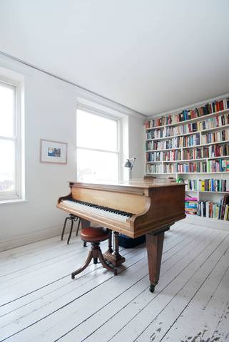  Image of 3 Bedroom Flat  For Sale at King Edwards Road  Victoria Park, E9 7SF