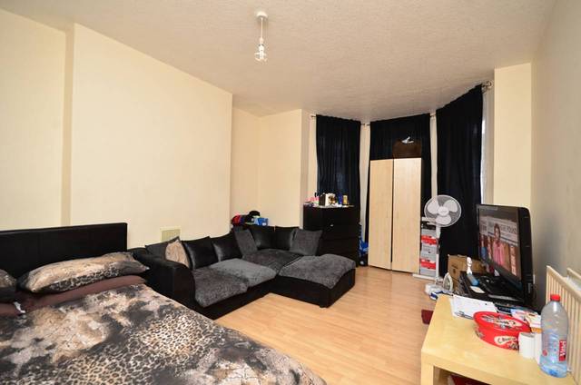  Image of 2 Bedroom Flat  For Sale at Kingsmead Estate  Homerton, E9 5QH