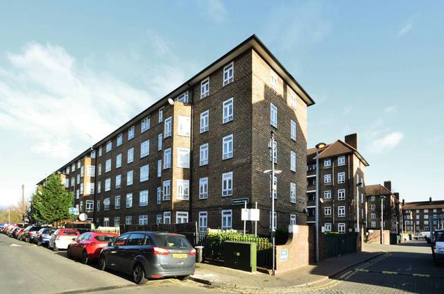  Image of 2 Bedroom Flat  For Sale at Kingsmead Estate  Homerton, E9 5QH