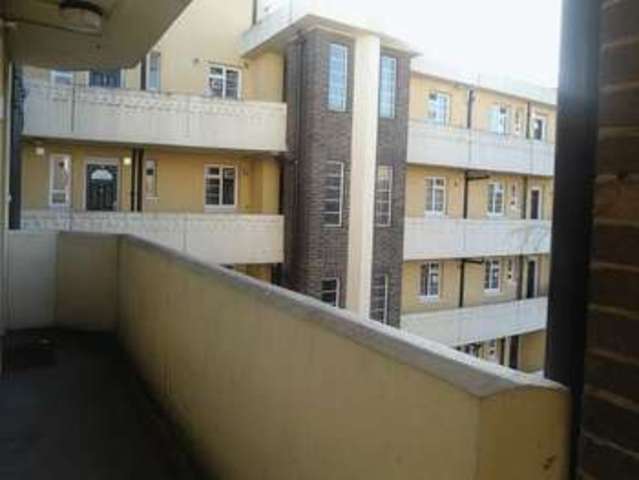  Image of 3 Bedroom Flat  For Sale at Arbour Square  London, E1 0PP