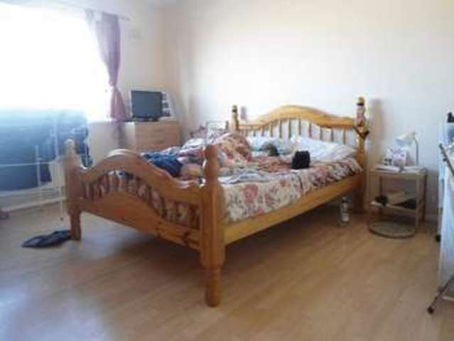  Image of 3 Bedroom Flat  For Sale at Arbour Square  London, E1 0PP
