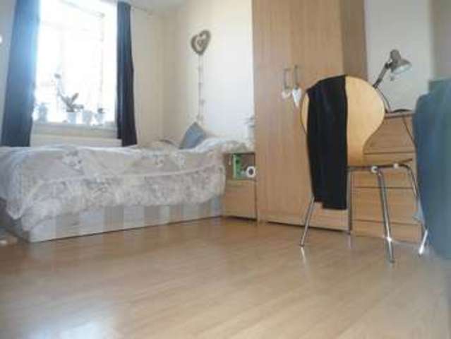  Image of 3 Bedroom Flat  For Sale at Arbour Square  London, E1 0PP