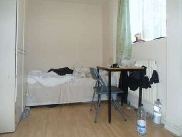  Image of 3 Bedroom Flat  For Sale at Arbour Square  London, E1 0PP
