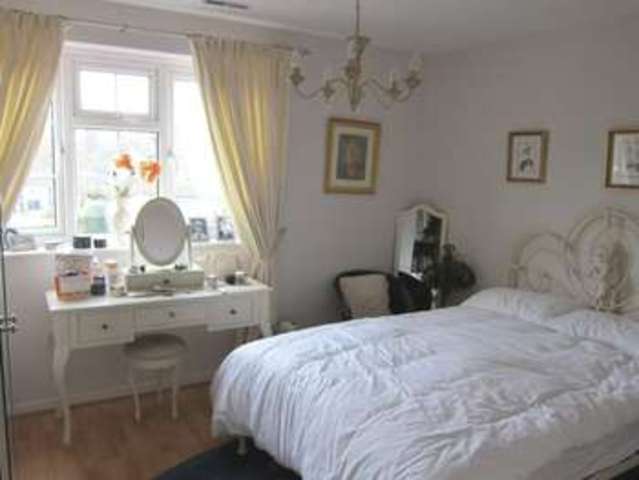  Image of 2 Bedroom Terraced  To Rent at Larksfield Englefield Green Egham, TW20 0RD