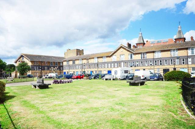  Image of 2 Bedroom Maisonette  For Sale at Leabank Square  Hackney Wick, E9 5LP