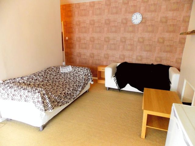  Image of 5 Bedroom Semi-Detached  To Rent at Lees Road  Uxbridge, UB8 3AT