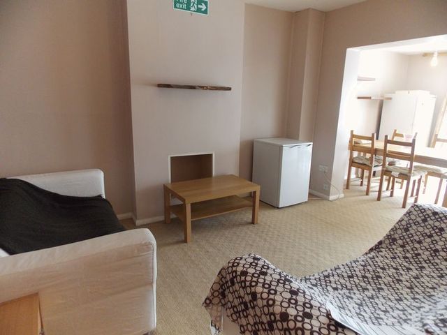  Image of 5 Bedroom Semi-Detached  To Rent at Lees Road  Uxbridge, UB8 3AT
