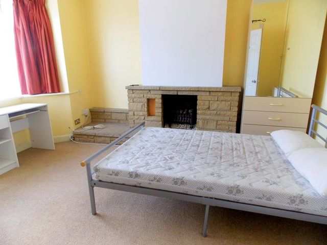  Image of 5 Bedroom Semi-Detached  To Rent at Lees Road  Uxbridge, UB8 3AT