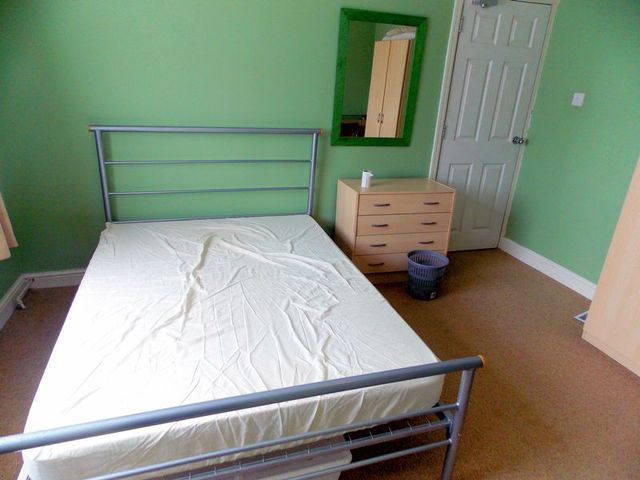  Image of 5 Bedroom Semi-Detached  To Rent at Lees Road  Uxbridge, UB8 3AT