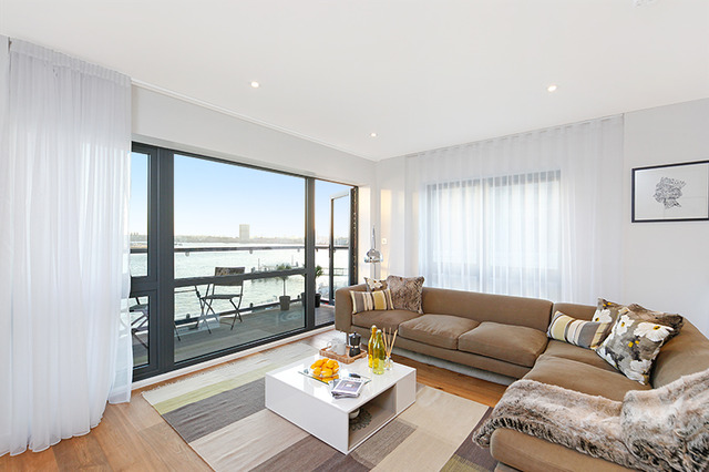  Image of 2 Bedroom Flat  For Sale at Prime Meridian Walk  Canary Wharf, E14 2DT