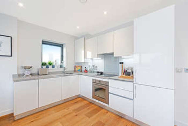  Image of 2 Bedroom Flat  For Sale at Prime Meridian Walk  Canary Wharf, E14 2DT