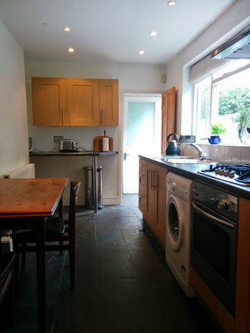  Image of 1 Bedroom Flat  To Rent at Tooting, SW17 9LA