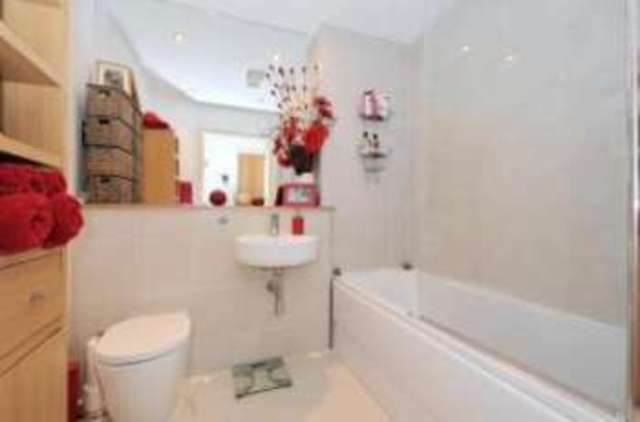  Image of 2 Bedroom Flat  For Sale at Chingford  Highams Park, E4 8AS