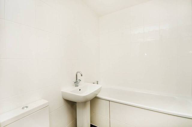  Image of 3 Bedroom Flat  For Sale at Lower Clapton Road  Clapton, E5 0QR