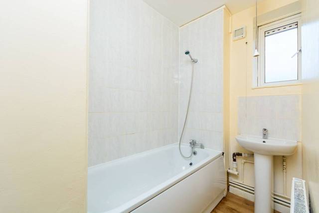  Image of 3 Bedroom Flat  For Sale at Magnolia House  Deptford, SE8 5QU