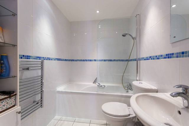  Image of 2 Bedroom Flat  To Rent at Mast Quay  Woolwich, SE18 5NP