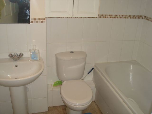  Image of 2 Bedroom Flat  To Rent at Kenton Road  Harrow, HA3 0AD