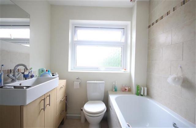  Image of 3 Bedroom Detached  To Rent at May Tree Close  WINCHESTER, SO22 4JE