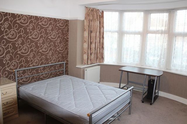  Image of 1 Bedroom Flat  To Rent at Mayfield Avenue  Harrow, HA3 8EU