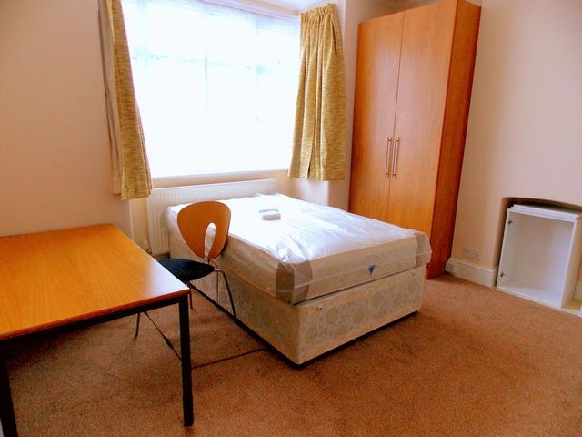  Image of 6 Bedroom Detached  To Rent at Mayfield Close  Uxbridge, UB10 0DU